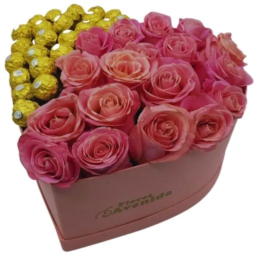 Caja corazon con rosas rosadas y chocolates rocher xl